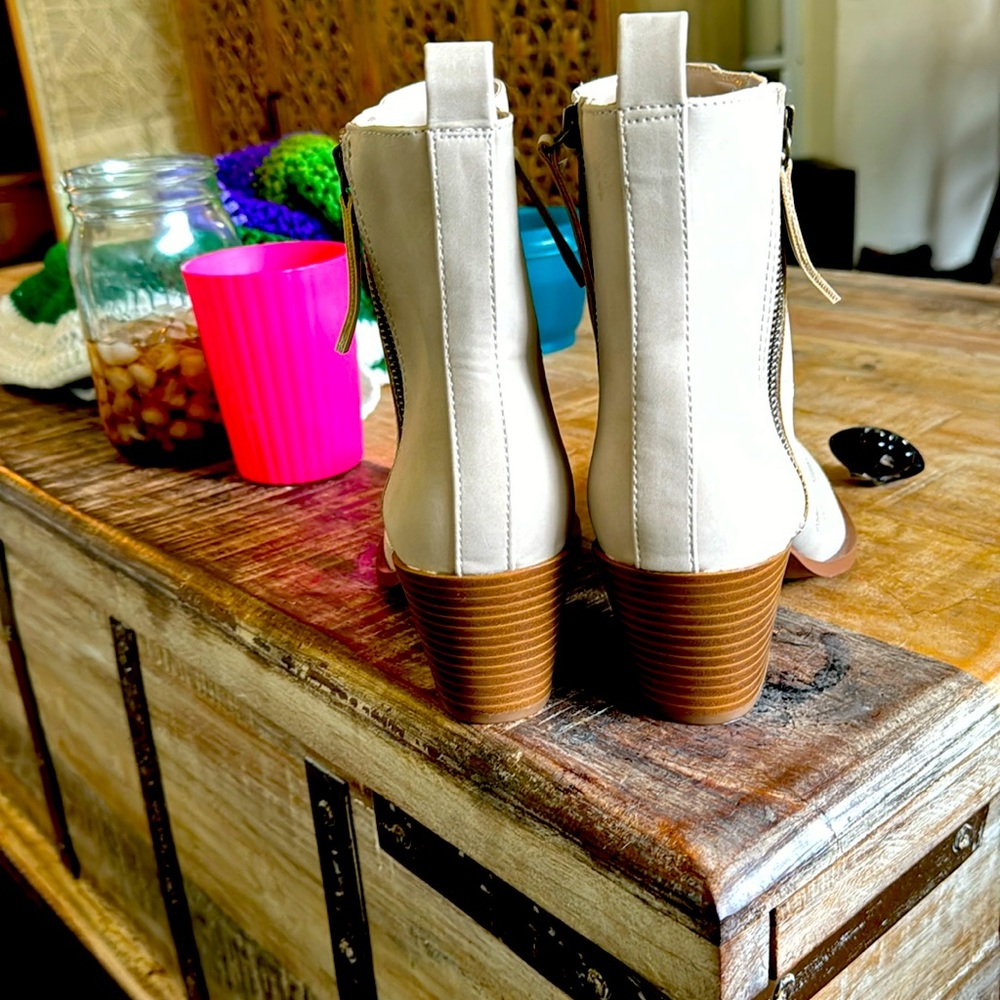 size 71/2ankle zip boot